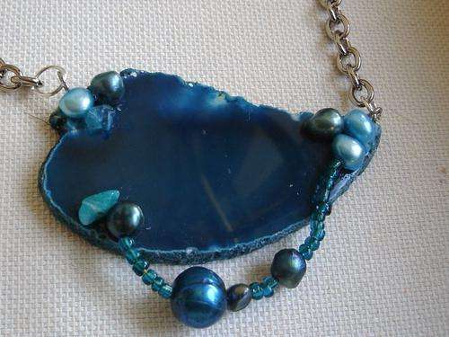 MARYKAY - SHADES OF TURQUOISE - AGATE SLICE PENDANT AND CHAIN WITH FRESHWATER PEARLS
