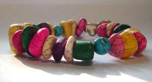 MARYKAY  - COLOURFUL NATURAL WHITE DYED TURQUOISE GEMSTONE BEADS BRACELET