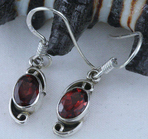 MARYKAY - LOVELY GARNET EARRINGS IN SOLID .925 STERLING SILVER