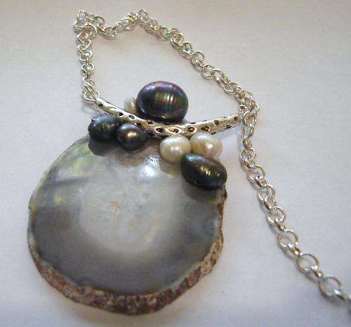 MARYKAY - FREE SHIPPING - NATURAL AGATE SLICE PENDANT AND CHAIN WITH FRESHWATER PEARLS