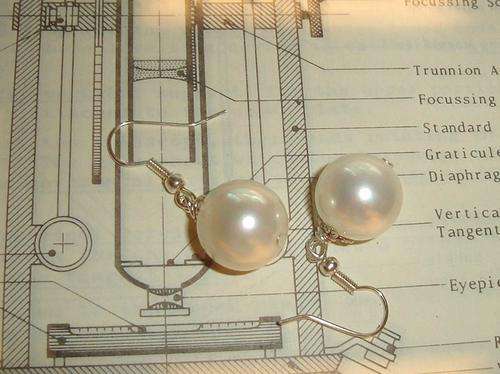 MARYKAY - A PAIR OF STUNNING AUTHENTIC SHELL PEARLS EARRINGS WITH TIBETAN SILVER BEADCAP