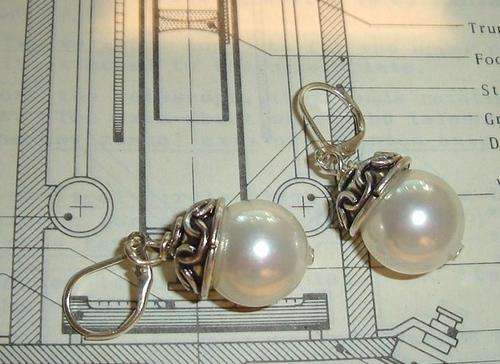 MARYKAY - A PAIR OF STUNNING AUTHENTIC SHELL PEARLS EARRINGS WITH TIBETAN SILVER BEADCAP