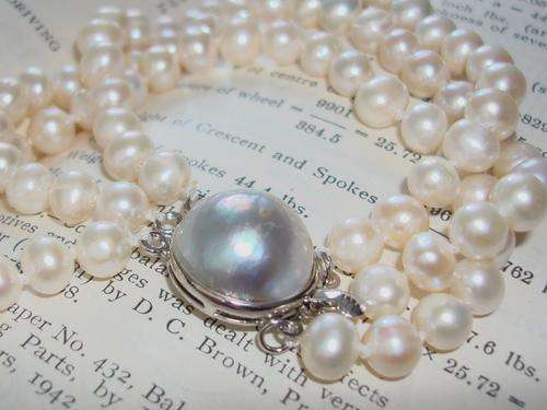 MARYKAY - GORGEOUS  FRESHWATER PEARL NECKLACE WITH MABE PEARL CLASP