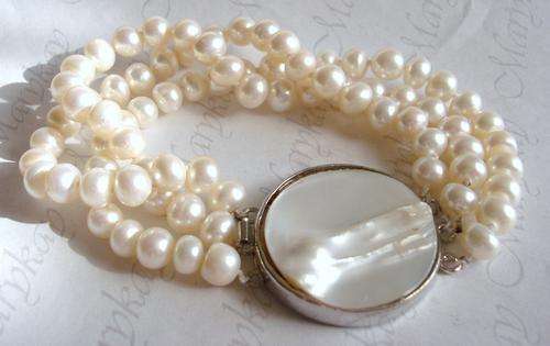 MARYKAY - GORGEOUS  FRESHWATER PEARL BRACELET WITH MOTHER OF PEARL CLASP