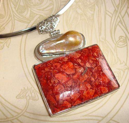 MARYKAY - HUGE PRESSED CORAL AND BIWA PEARL SILVER CHOKER PENDANT