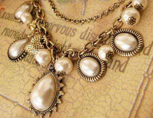 MARYKAY - LOVELY OLD GOLD LOOK CHARMING PEARL ACCENTED NECKLACE
