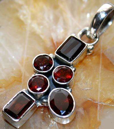 MARYKAY - UNIQUE GARNET PENDANT IN SOLID .925 STERLING SILVER