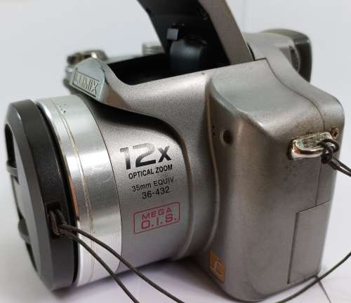 Panasonic DMC-FZ8 camera, 3 bags and tripot