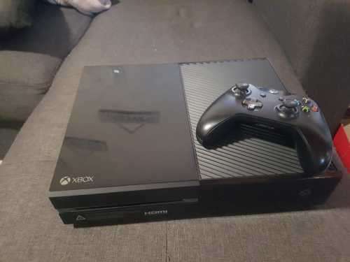 Xbox One 500GB. + One Controller
