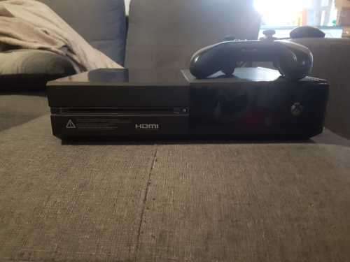 Xbox One 500GB. + One Controller