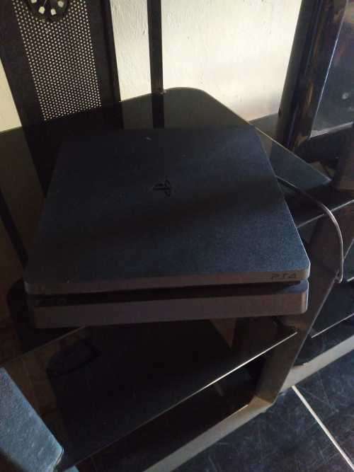 PS4 with original controller and 4 Games
