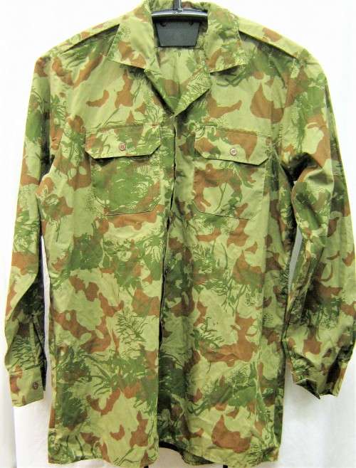 KOEVOET 2ND PATTERN CAMO SHIRT SIZE XL DATED 1989 NECK TO BOTTOM 98 CM SHOULDER TO SHOULDER 48.5 CM