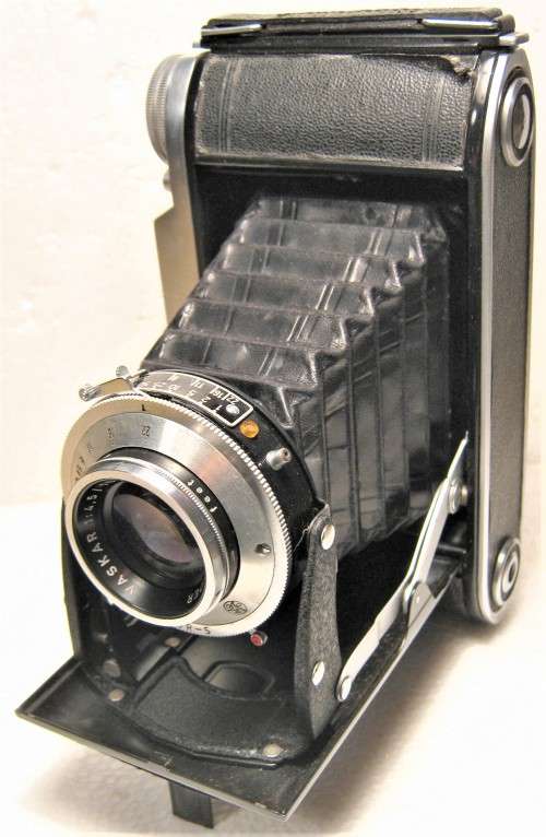VOIGTLANDER BESSA 1 CAMERA CIRCA 1950 WITH VASKAR 1:4.5 / 105 LENS, LEATHER CASE NEEDS REPAIR