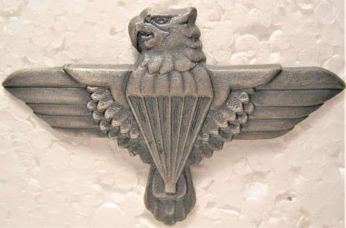 44 PARACHUTE BRIGADE , GREY METAL BERET BADGE APPROVED IN 1984 IN VERY GOOD CONDITION
