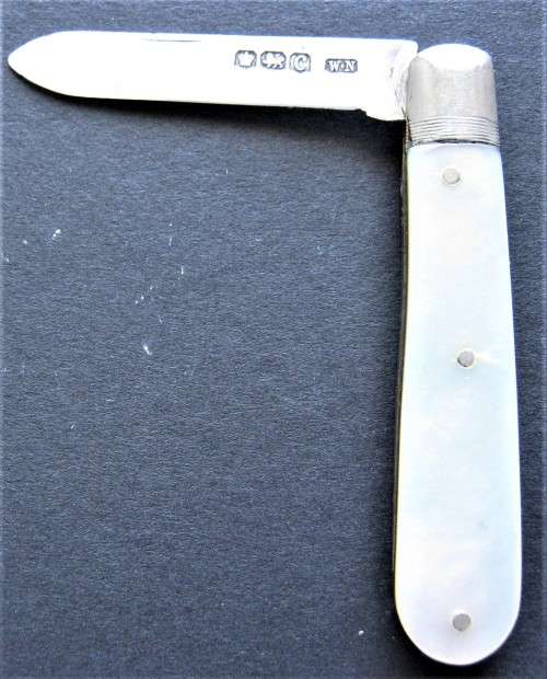 VINTAGE 1920 SHEFFIELD HALLMARK SILVER FRUIT KNIFE WITH MOTHER OF PEARL HANDLES
