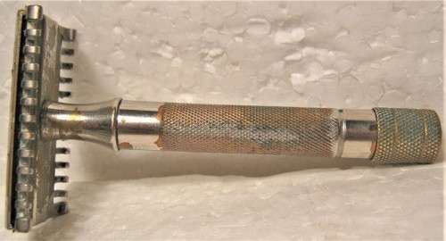 VINTAGE GILLETTE SAFETY RAZOR IN ORIGINAL METAL BOX WITH BLADES IN GOOD USED CONDITION