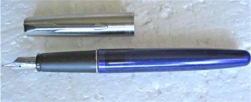 PARKER `FRONTIER` FOUNTAIN PEN - DATE CODE IE - 1984 - BLUE  IN VERY GOOD CONDITION