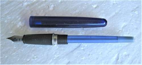 PARKER `FRONTIER` FOUNTAIN PEN - DATE CODE IE - 1984 - BLUE  IN VERY GOOD CONDITION