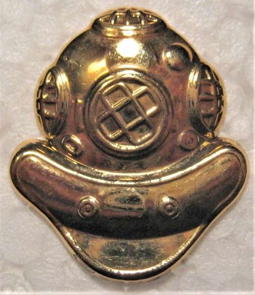 OLD S.A. NAVY NON CAREER (SHIP`S DIVERS) BREAST BADGE IN VERY GOOD CONDITION