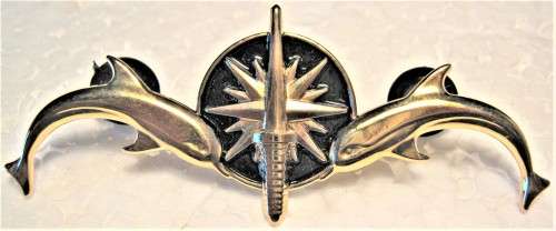 S.A. NAVY  SUBMARINERS THIRD TYPE BREAST BADGE WITH GILT FINISH IN UNUSED CONDITION