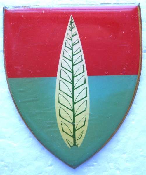 10 ARTILLERY AIR DEFENCE SCHOOL WHITE LEAF 1ST TYPE FLASH WITH 2 PINS IN GOOD CONDITION