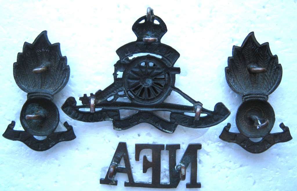 OLD NATAL FIELD ARTILLERY SET - CAP AND COLLAR BADGES AND ONE SHOULDER TITLE WITH LUGS