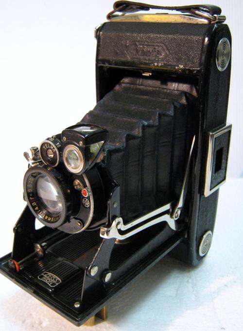 CIRCA 1929, ZEISS, IKON - IKONTA 520/2 CAMERA WITH ZEISS LENS & ITS CASE IN PRETTY GOOD CONDITION