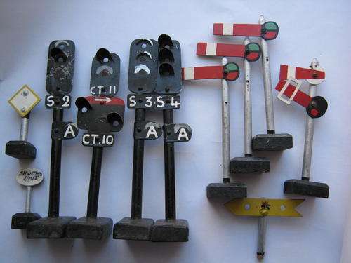 LOT SIGNALS AND RAILWAYS SIGNS FOR MODEL TRAIN SET