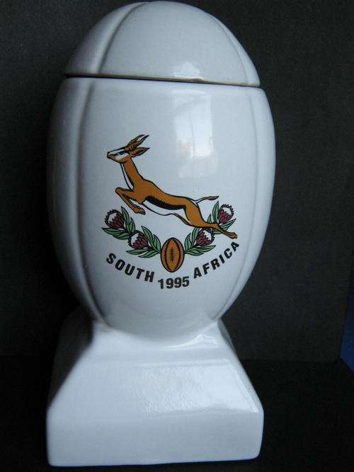 1995 RUGBY WORLD CUP DRINKS DECANTER SHAPED AS A RUGBY BALL ON STAND - Very good condition