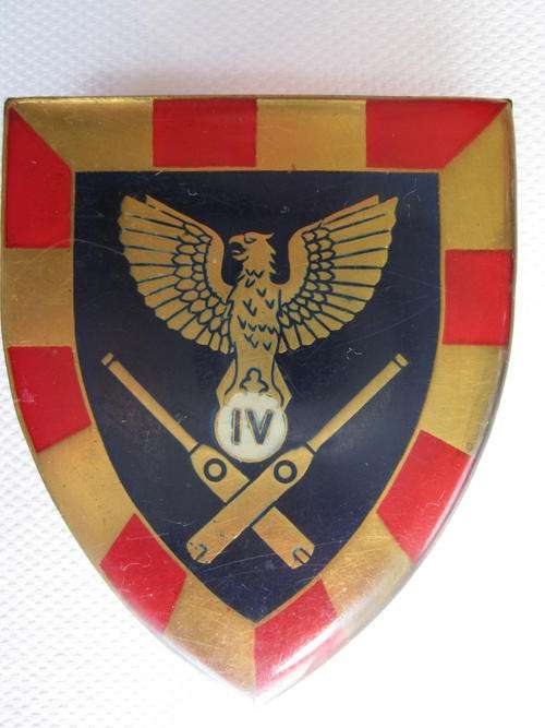 4 FIELD RGIMENT FLASH - GOLD TYPE 3rd ISSUE - With pins & caps