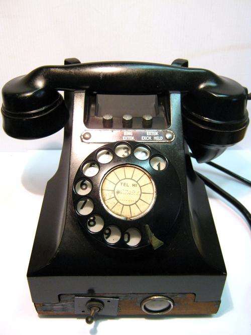 OLD SIEMENS MINI EXCHANGE IN FAIRLY GOOD CONDITION WITH WALL PLUG - THE DIALER DOES NOT WORK