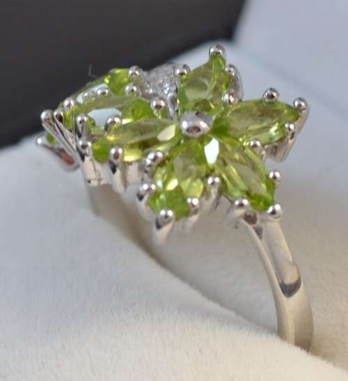 GENUINE PERIDOT FLOWER DESIGN 925 SILVER RING SIZE 6.75