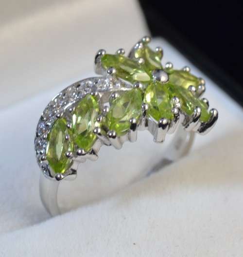 GENUINE PERIDOT FLOWER DESIGN 925 SILVER RING SIZE 6.75