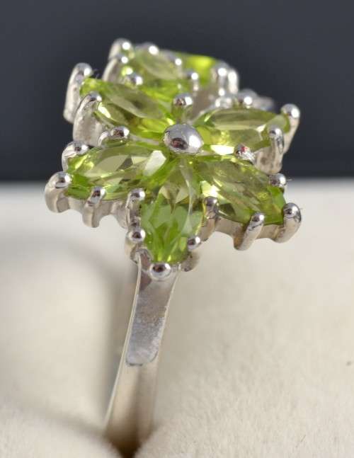 GENUINE PERIDOT FLOWER DESIGN 925 SILVER RING SIZE 6.75