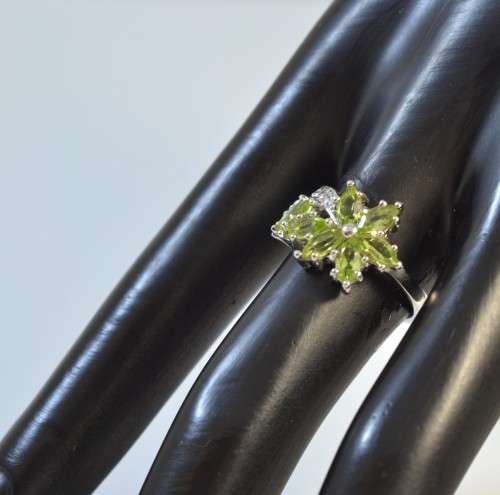 GENUINE PERIDOT FLOWER DESIGN 925 SILVER RING SIZE 6.75