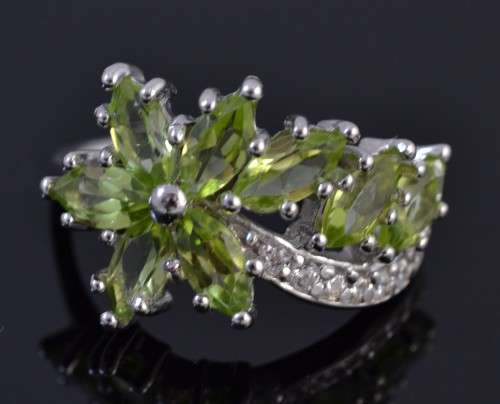GENUINE PERIDOT FLOWER DESIGN 925 SILVER RING SIZE 6.75