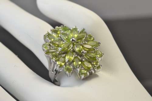GORGEOUS REAL PERIDOT 925 SILVER RING SIZE 7