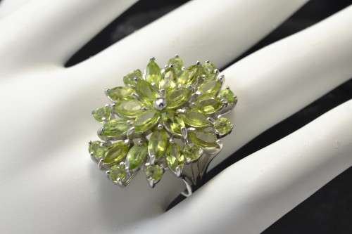 GORGEOUS REAL PERIDOT 925 SILVER RING SIZE 7