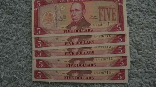 REPUBLIC OF LIBERIA : 5 X 5 DOLLAR NOTES IN SERIES : 1990 : UNC