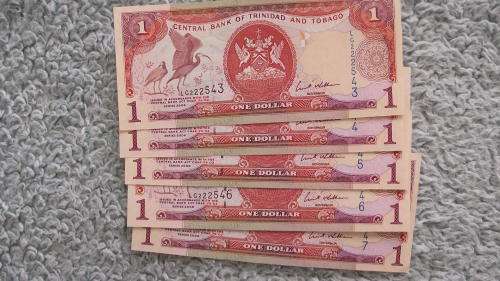 CENTRAL BANK OF TRINIDAD AND TOBAGO : 5 X 1 DOLLAR NOTES IN SERIES : 2006 : UNC