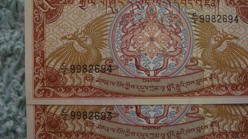 ROYAL MONETARY AUTHORITY OF BHUTAN : 2 X 5 NGULTRUM NOTES IN SERIES :  UNC