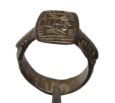 (AUTHENTIC) 300 - 500 AD Ancient Roman/Byzantine Empire Billon ring with stunning carved encravings.