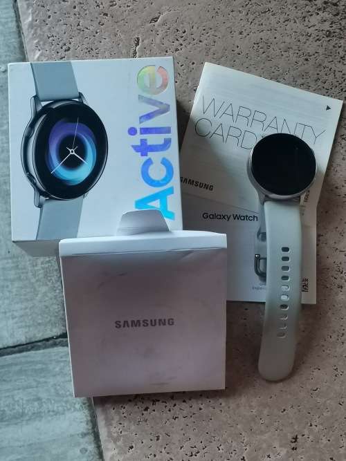SAMSUNG GALAXY ACTIVE SMART WATCH WITH BOX AND ACCESSORIES - MODEL SM-R500