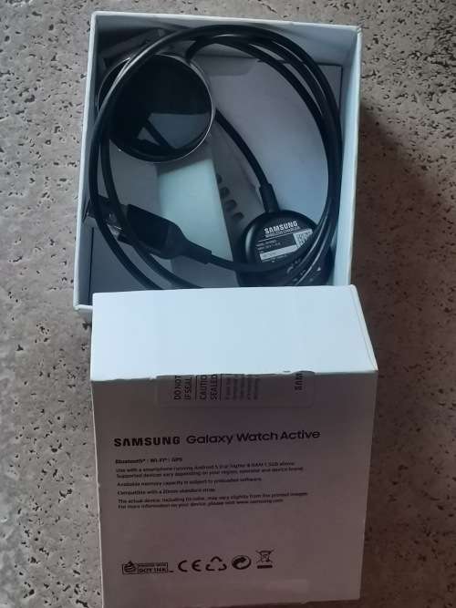 SAMSUNG GALAXY ACTIVE SMART WATCH WITH BOX AND ACCESSORIES - MODEL SM-R500