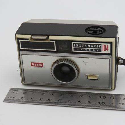 VINTAGE KODAK INSTAMATIC 104 CAMERA IN ORIGINAL BOX