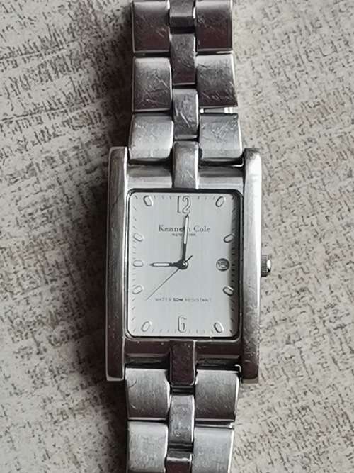 KENNETH COLE MENS STAINLESS STEEL WATCH IN EXCELLENT WORKING CONDITION