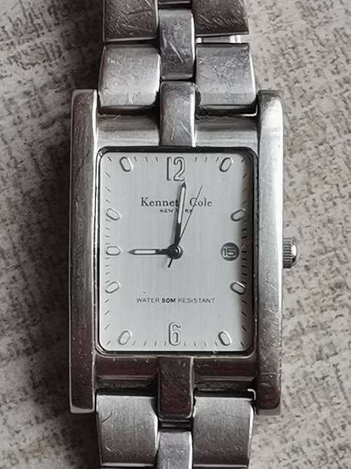 KENNETH COLE MENS STAINLESS STEEL WATCH IN EXCELLENT WORKING CONDITION