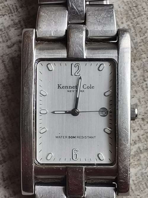 KENNETH COLE MENS STAINLESS STEEL WATCH IN EXCELLENT WORKING CONDITION