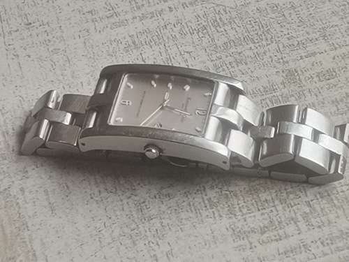 KENNETH COLE MENS STAINLESS STEEL WATCH IN EXCELLENT WORKING CONDITION