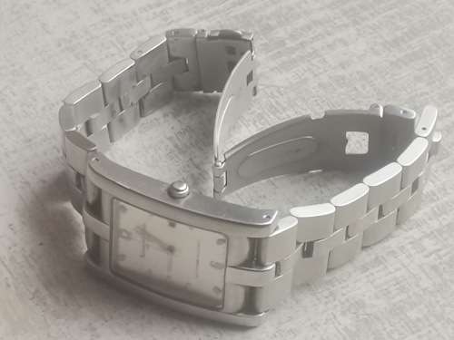 KENNETH COLE MENS STAINLESS STEEL WATCH IN EXCELLENT WORKING CONDITION